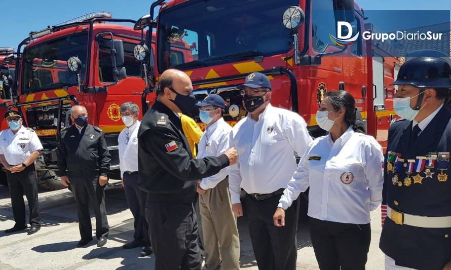 Bomberos de Los Ríos dan la bienvenida a modernos carros forestales