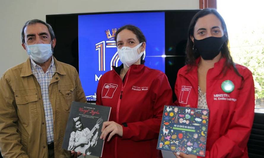 Fucoa entrega colección de libros sobre cultura rural a bibliotecas de Mariquina