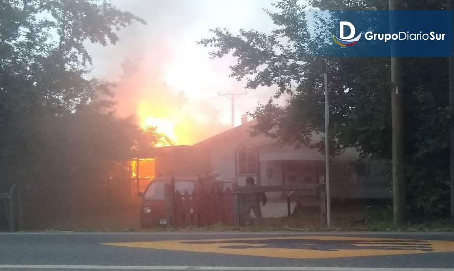 Incendio destruyó de madrugada una bodega en Los Lagos