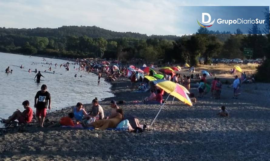 La playa San Pedro se llenó de bañistas esta tarde a horas de que la comuna de La Unión vuelva a la Fase 1 de cuarentena.