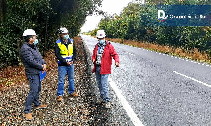 La obra fue revisada en terreno por el alcalde Lavado y el seremi del MOP Johnny Herrera. De este modo queda completa la ruta que une las comunas de Paillaco y Futrono. (Foto gentileza de la Seremi de Obras Públicas).