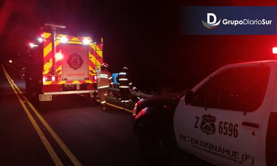 La unidad de rescate de bomberos de Lago Ranco y Riñinahue y Carabineros del Retén de Riñinahue se hicieron presentes en el lugar del accidente.