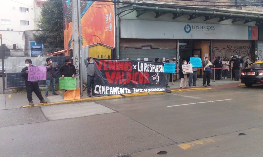 Pobladores del Campamento José Miguel Carrera se manifiestan en el centro de Valdivia