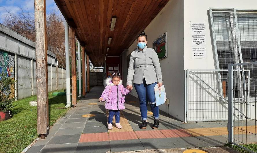 Familias de jardines infantiles se reúnen para conversar sobre crianza