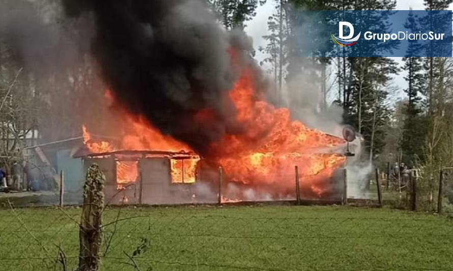 Incendio arrasó una vivienda en Los Lagos 