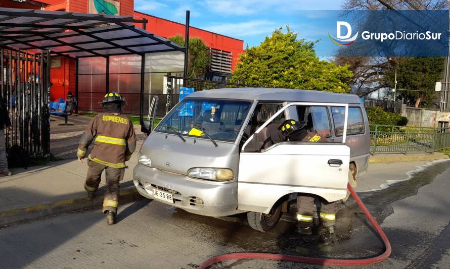 Desprendimiento de humo en vehículo movilizó a Bomberos de Valdivia 