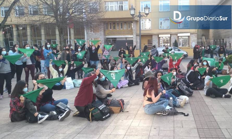 En Valdivia se realizó "pañuelazo" por  el aborto libre, seguro y gratuito 