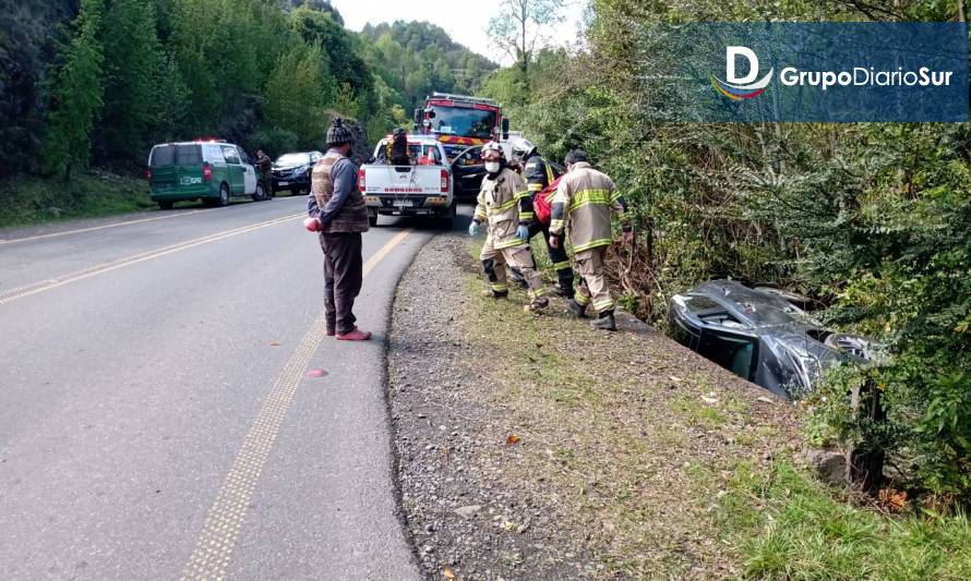 Vehículo menor volcó en ruta que une Lago Ranco y Llifén