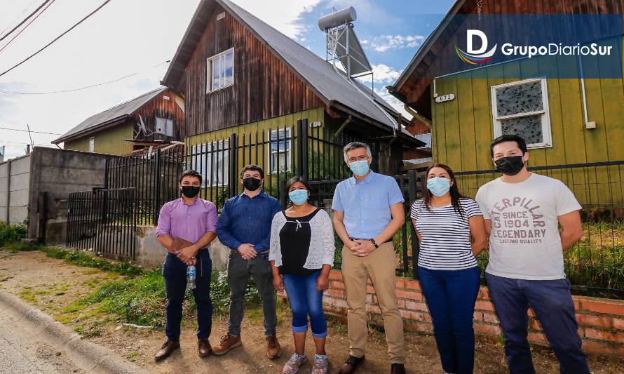 Familia de Panguipulli mejora su calidad de vida con subsidio de paneles solares térmicos