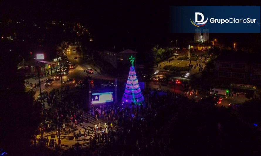 Municipalidad de Panguipulli encendió árbol navideño construido con más de 6 mil botellas recicladas