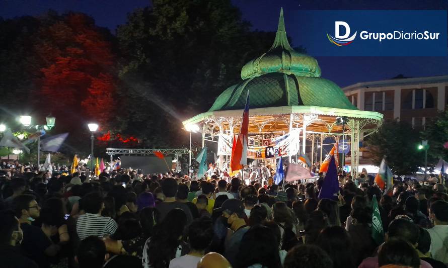 Multitudinaria celebración en Valdivia por triunfo de Gabriel Boric