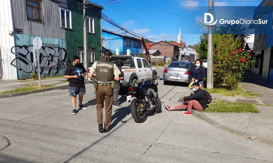 Reportan accidente entre vehículo y motocicleta en Valdivia
