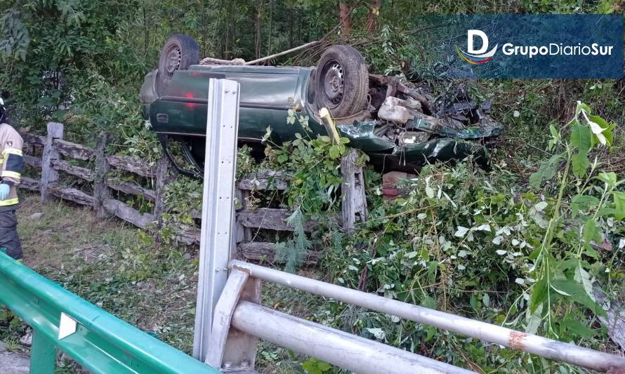 Vehículo volcó en sector Futangue de Lago Ranco