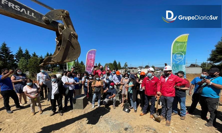 Familias de campamentos y allegados protagonizan primera 
piedra de sus hogares en Valdivia