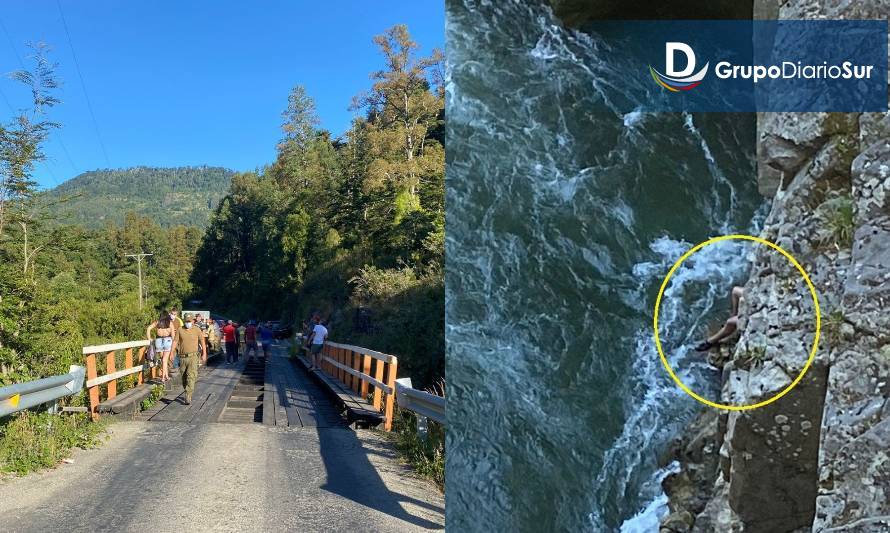 Bomberos trabaja en rescate de turista atrapado a orillas de un río en Futrono