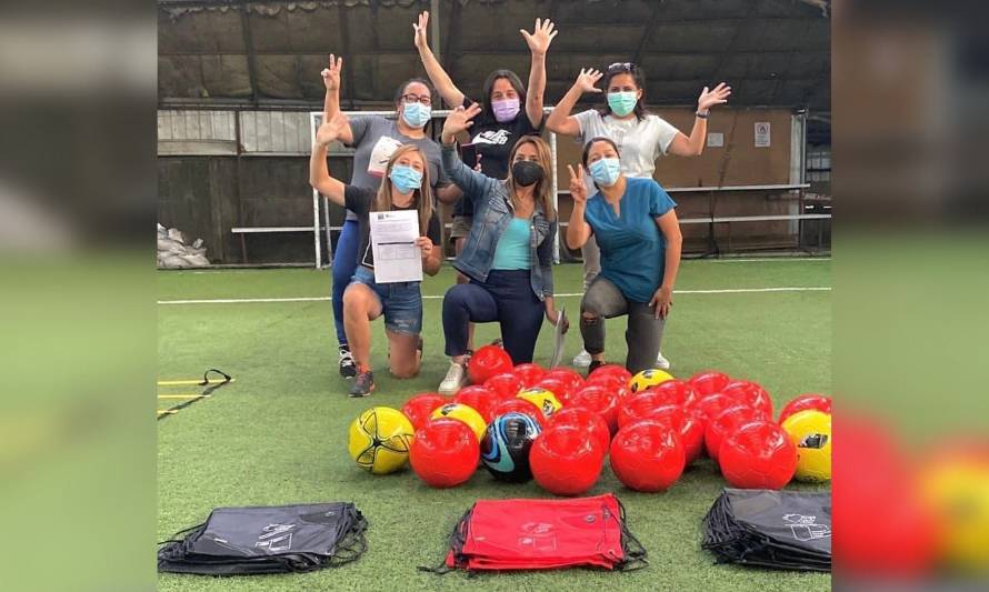 Club de futbol femenino "The Rivers" recibió implementación deportiva