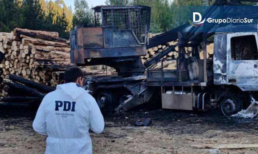 Ataque incendiario afectó a dos camiones y una grúa en San Juan de la Costa