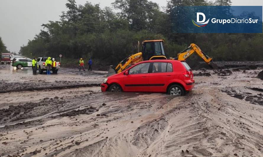 Deslizamiento de material desde el volcán Osorno dejó al menos 5 autos atrapados