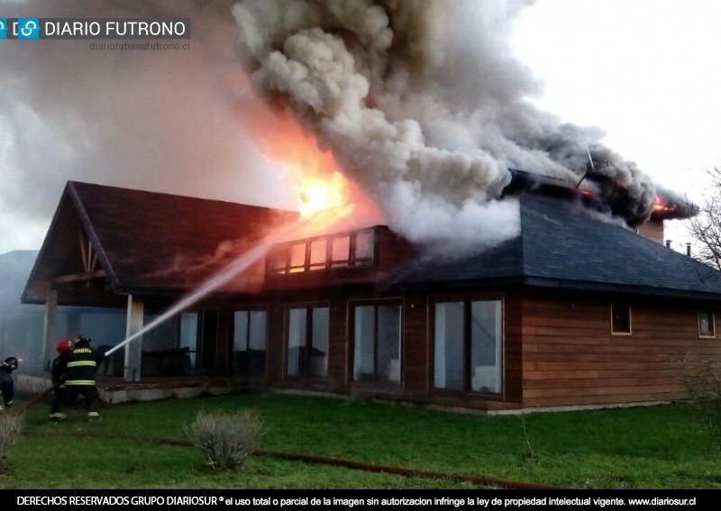 Futrono: Parcialmente destruida resultó una casa de veraneo en Coique