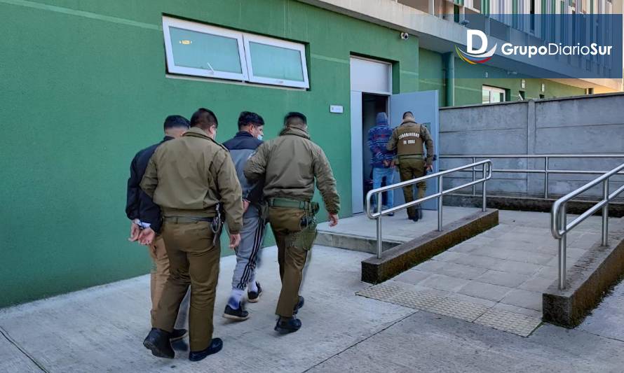 Los hombres lanzaron piedras al vehículo de Carabineros. Crédito: Cedida