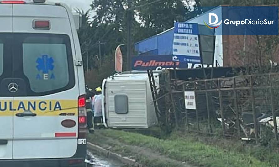 Volcamiento de camión produce taco en la salida sur de Valdivia