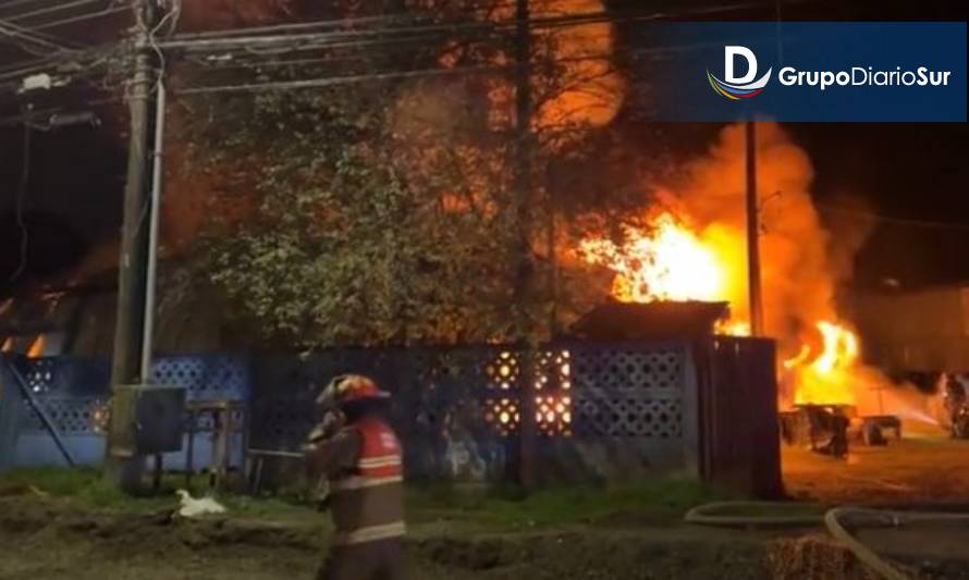 Incendio afecta a bodega ubicada en calle Arica de Valdivia