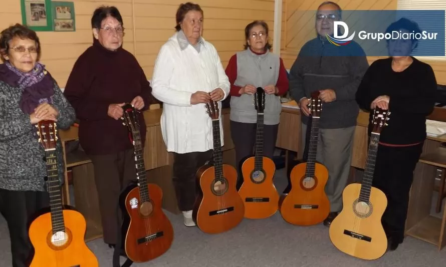 Adultos mayores aprenderán a tocar guitarra en Valdivia