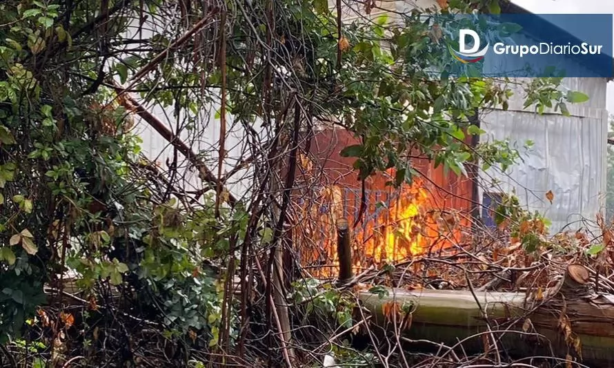 Incendio de galpón en sector sur de Valdivia moviliza a bomberos 