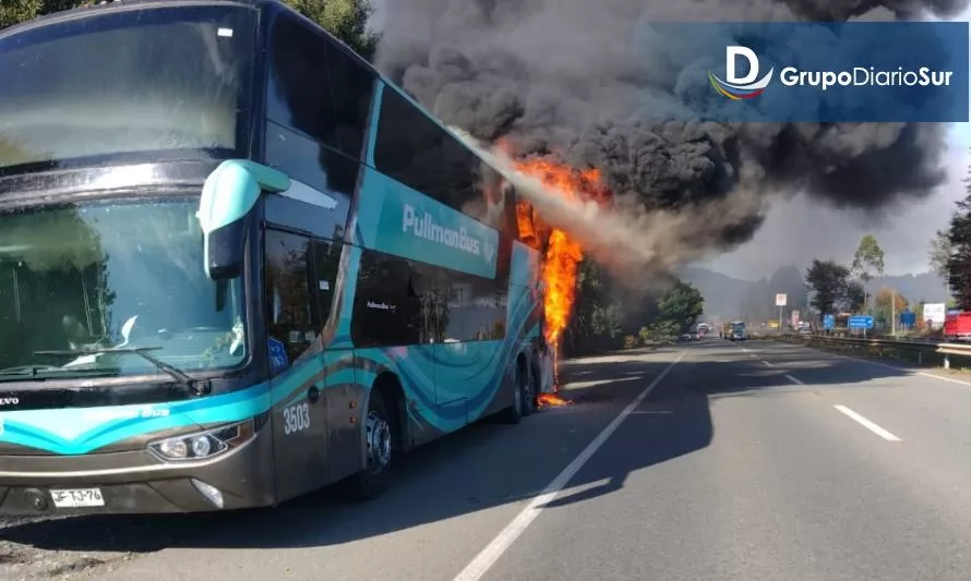 Los Lagos: Bus interprovincial se incendió en Ruta 5 Sur