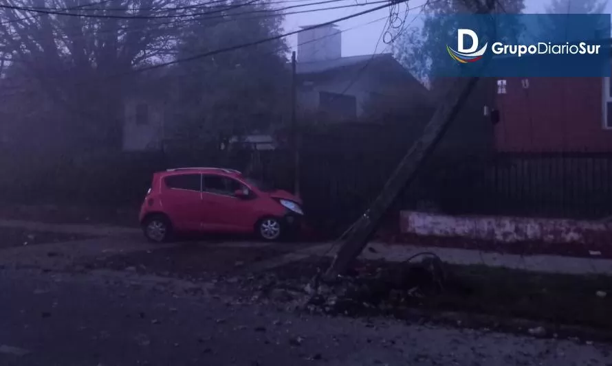 Tras choque a poste en calle Baquedano en Valdivia vecinos quedaron sin suministro eléctrico 