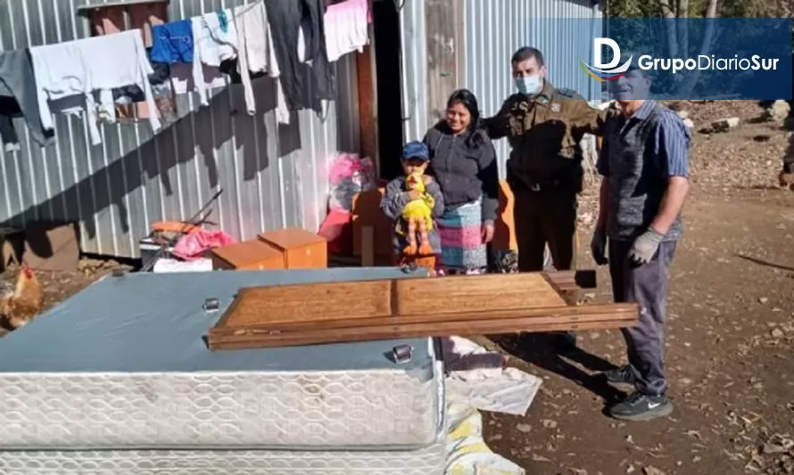 Carabineros de Valdivia entregan aporte solidario a familia vulnerable