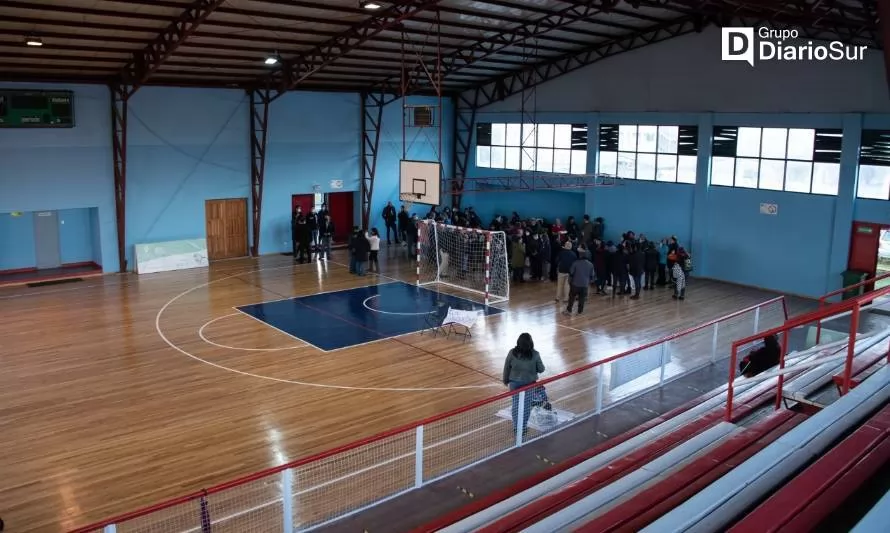 Valdivia: gimnasio Gil de Castro luce su nuevo piso