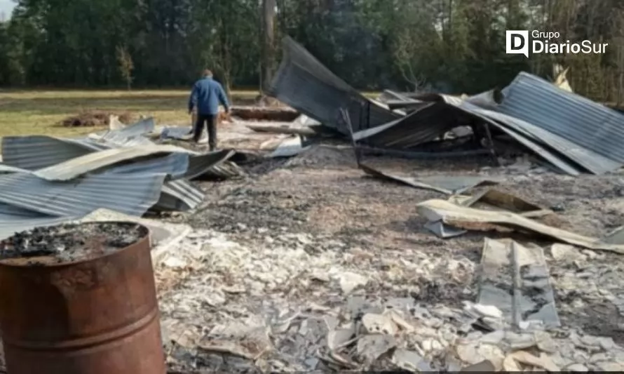 Investigan posible intencionalidad en incendio en sector rural de Máfil