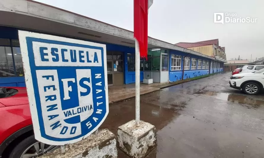 Anuncian millonaria inversión para mejorar dos colegios municipales de Valdivia