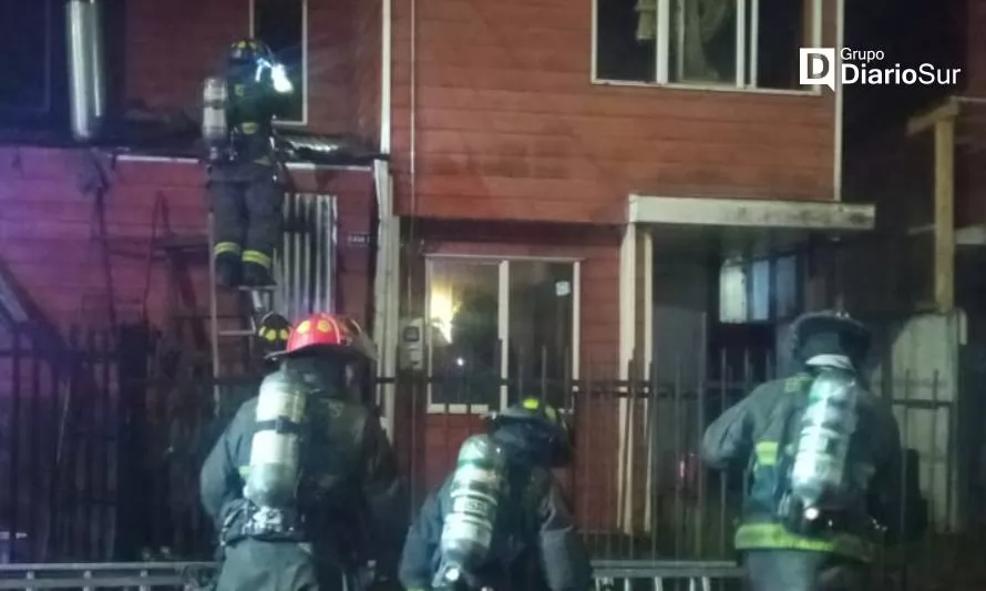 Incendio afectó primer piso en casa de calle René Schneider de Valdivia