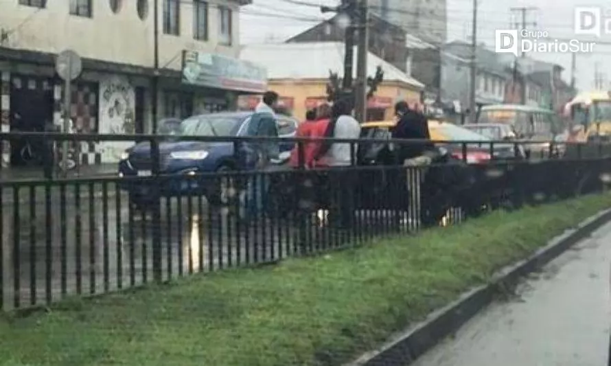 Reportan colisión vehicular en avenida Picarte de Valdivia
