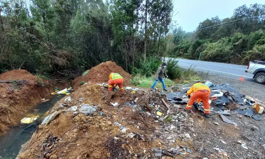 Retiran siete toneladas de residuos en microbasural de Valdivia