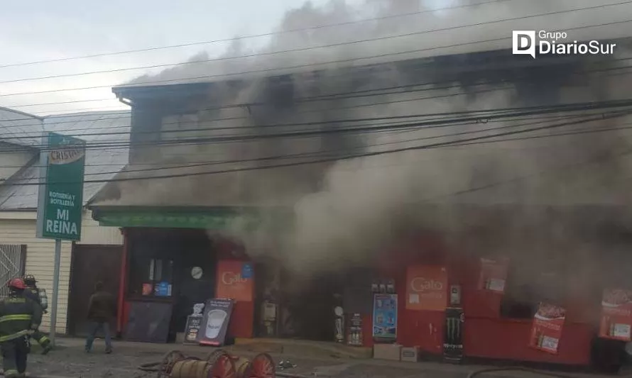 Reportan incendio en local comercial de calle Bueras, en Valdivia