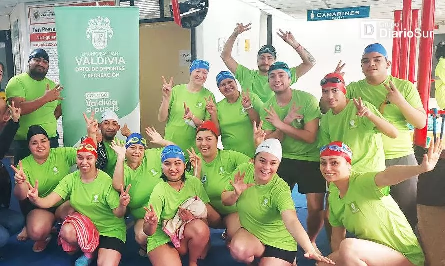 Taller de natación para personas sordas convocó a 24 participantes en Valdivia