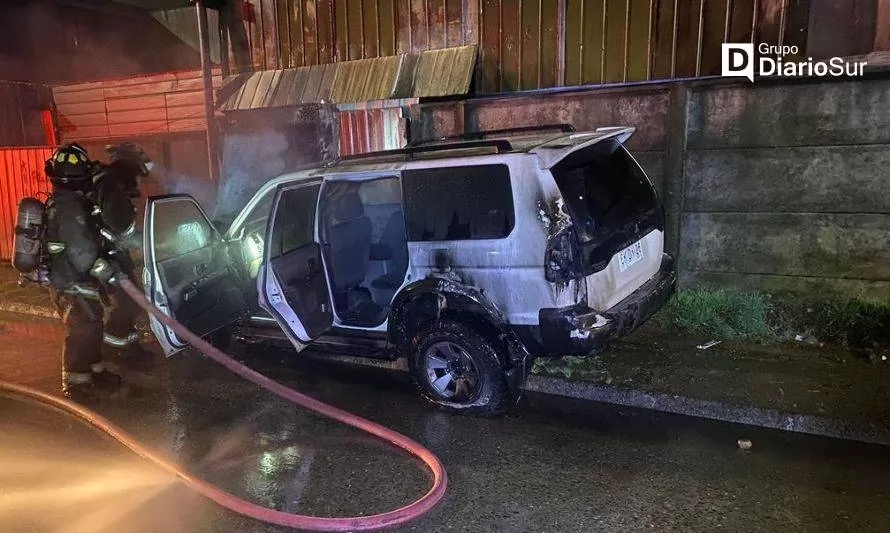 Encapuchados incendiaron un vehículo en Valdivia