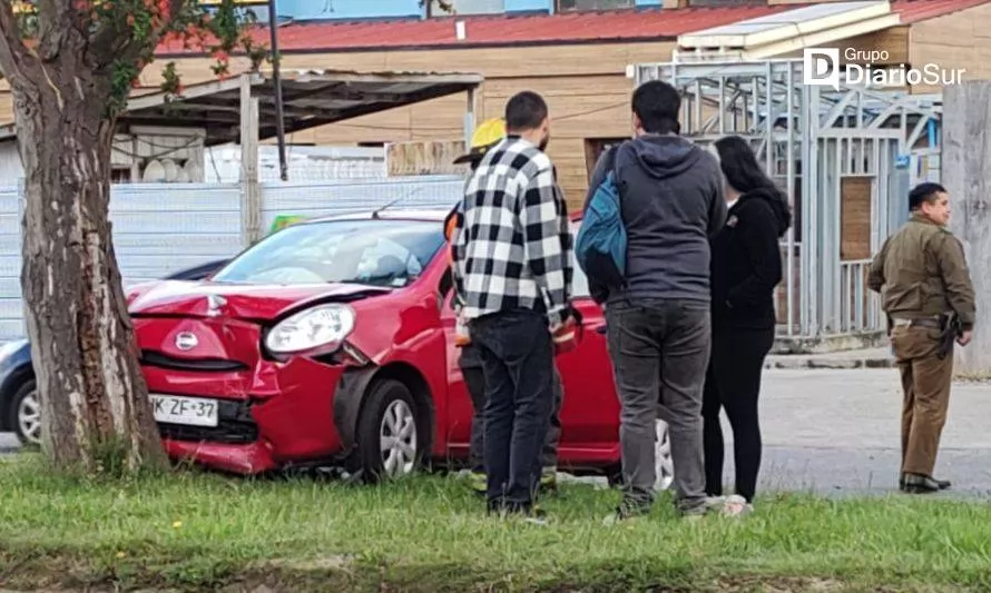 Automóvil chocó contra un árbol frente a Cesfam Externo Valdivia 