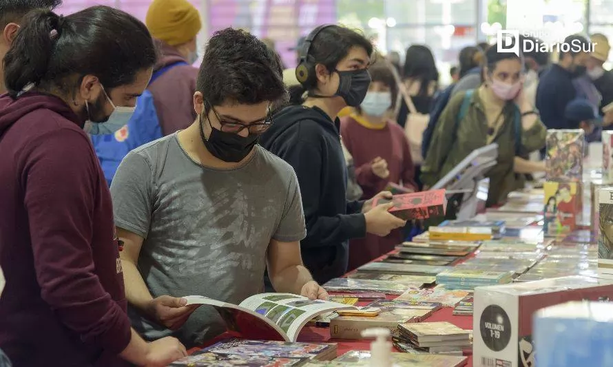 Feria del libro llega a encantar a lectores valdivianos