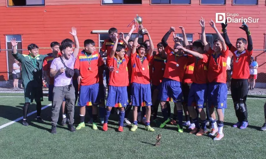 Liceo Bicentenario logró primer título de campeón del fútbol escolar