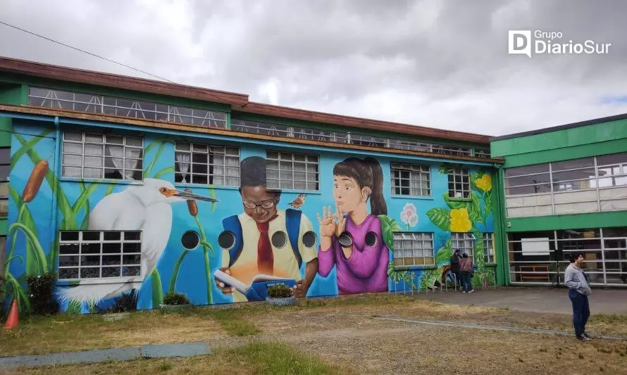 Programa Haciendo Escuela intervino mural en la Escuela Francia de Valdivia 