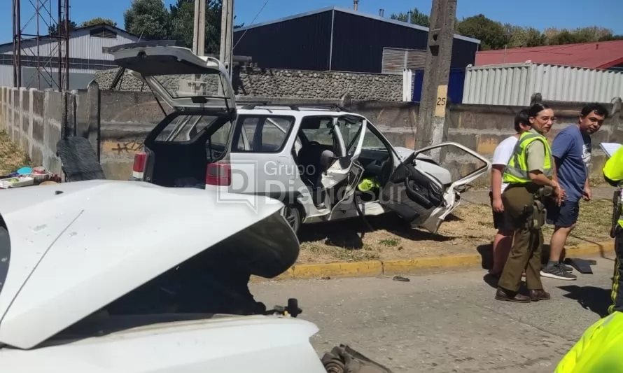 Violenta colisión en Paillaco: auto terminó incrustado en un poste