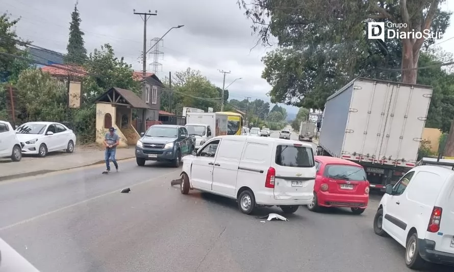 Se reporta colisión vehicular en la salida sur de Valdivia