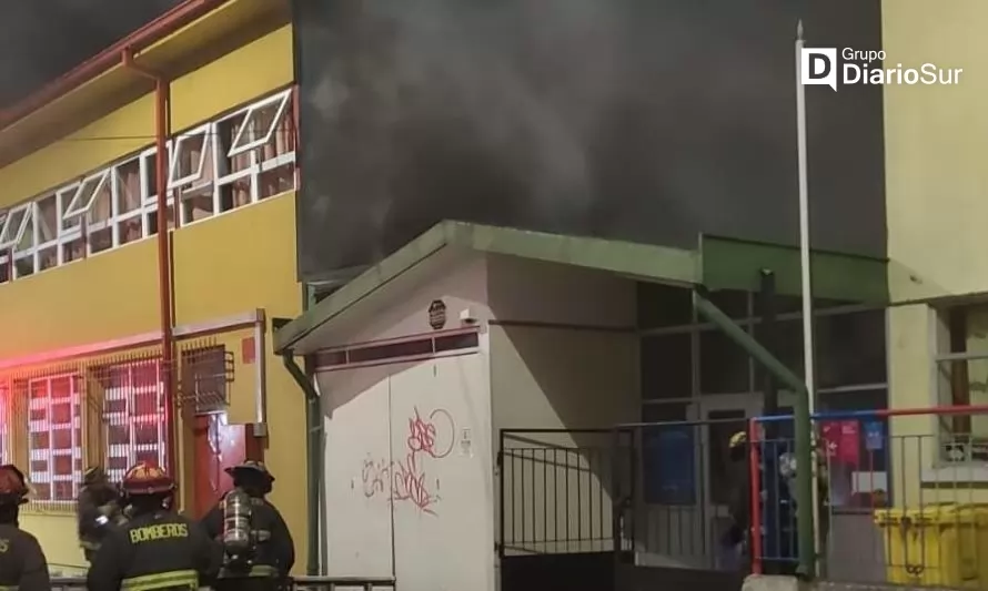 15 estudiantes están afectados por incendio en escuela Ann Sullivan en Valdivia