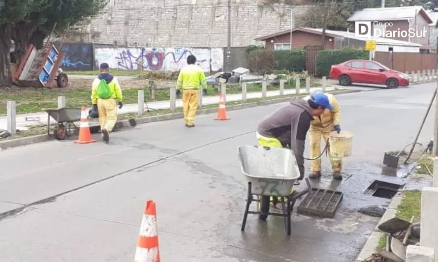 Intensifican limpieza de sumideros y canales para evacuación de aguas lluvia en Valdivia