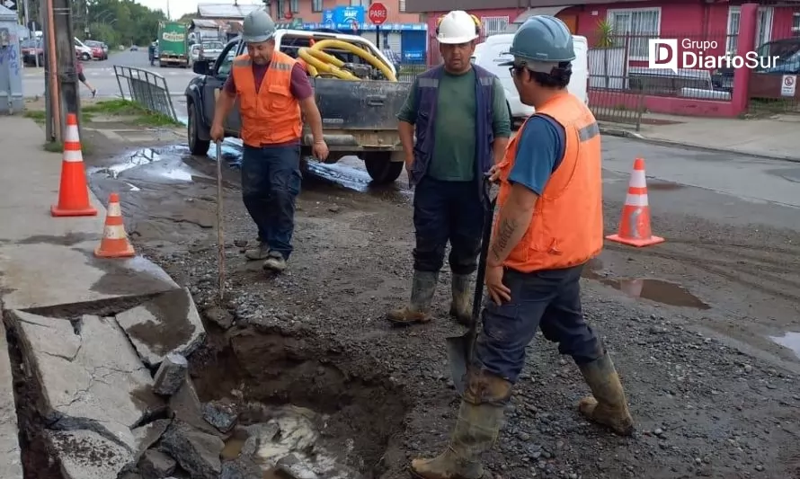 Aguas Décima trabaja para reponer corte de servicio en calle Ricardo Rodas de Valdivia