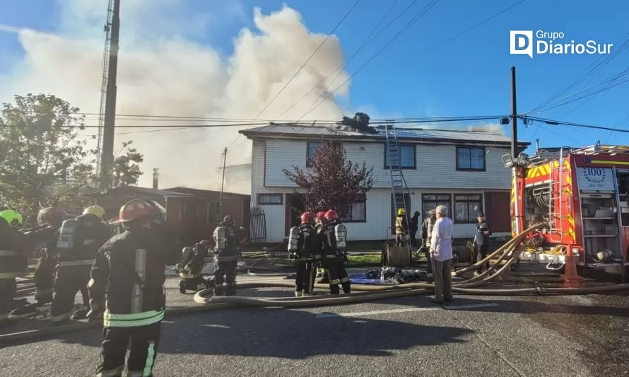 Bomberos de Valdivia combaten incendio que afecta a tres viviendas